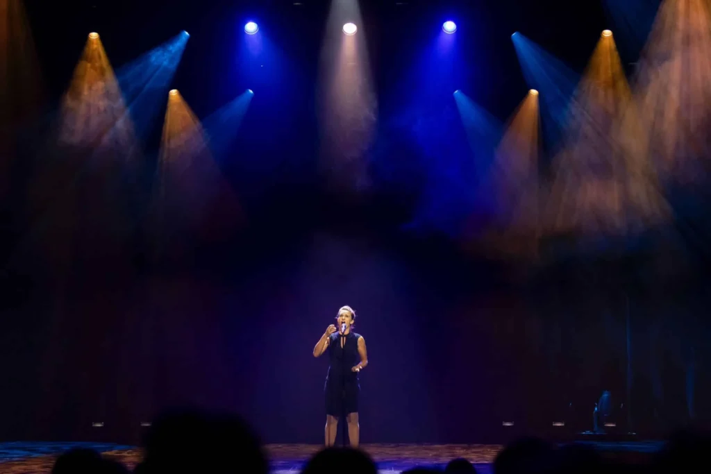 francesca luisa pospisil crew show mein schiff buehnenpanorama scheinwerfer