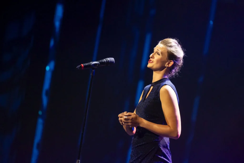 francesca luisa pospisil crew show mein schiff seitliches gesangsportraet