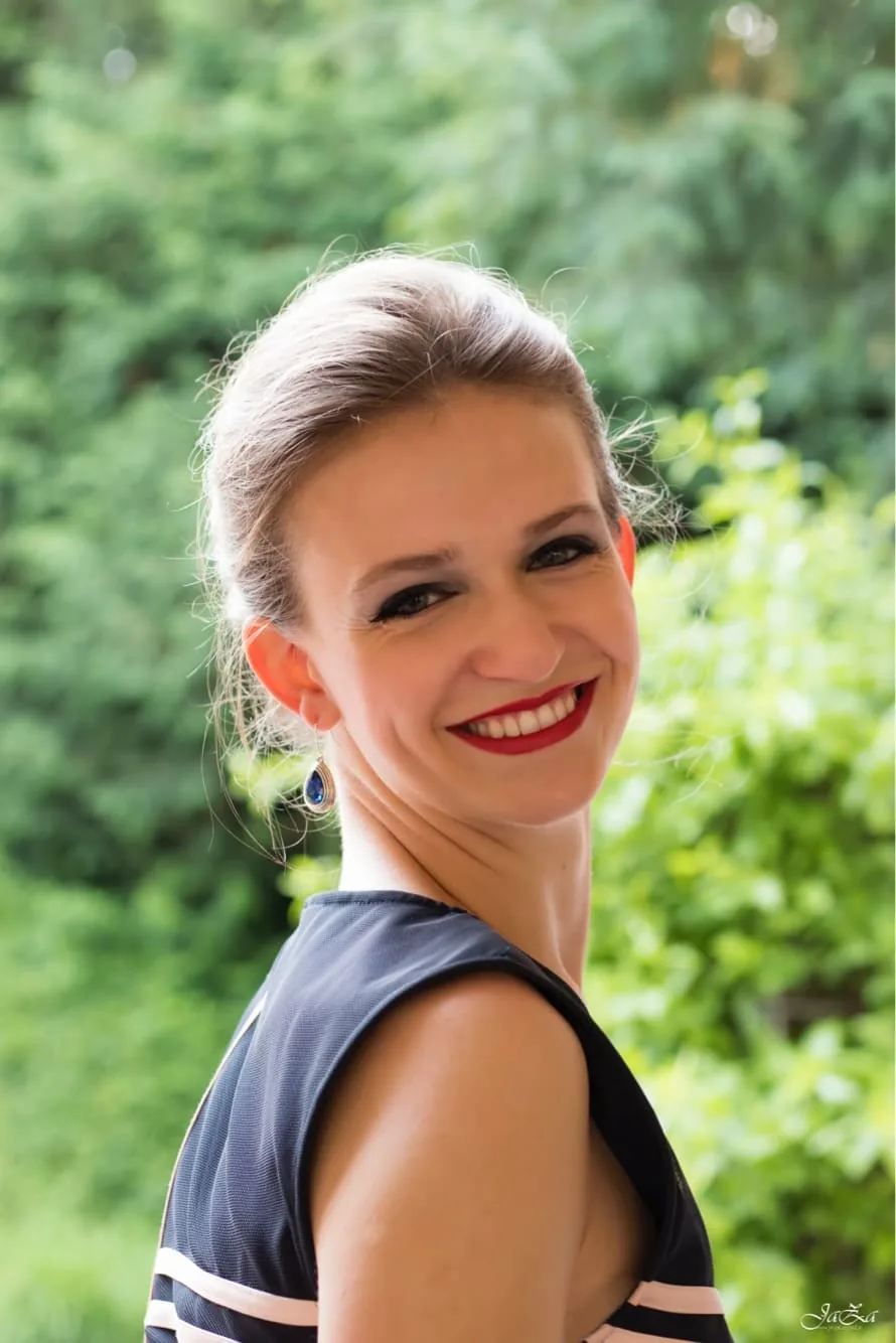 francesca luisa pospisil portraet laechelnd im gruenen