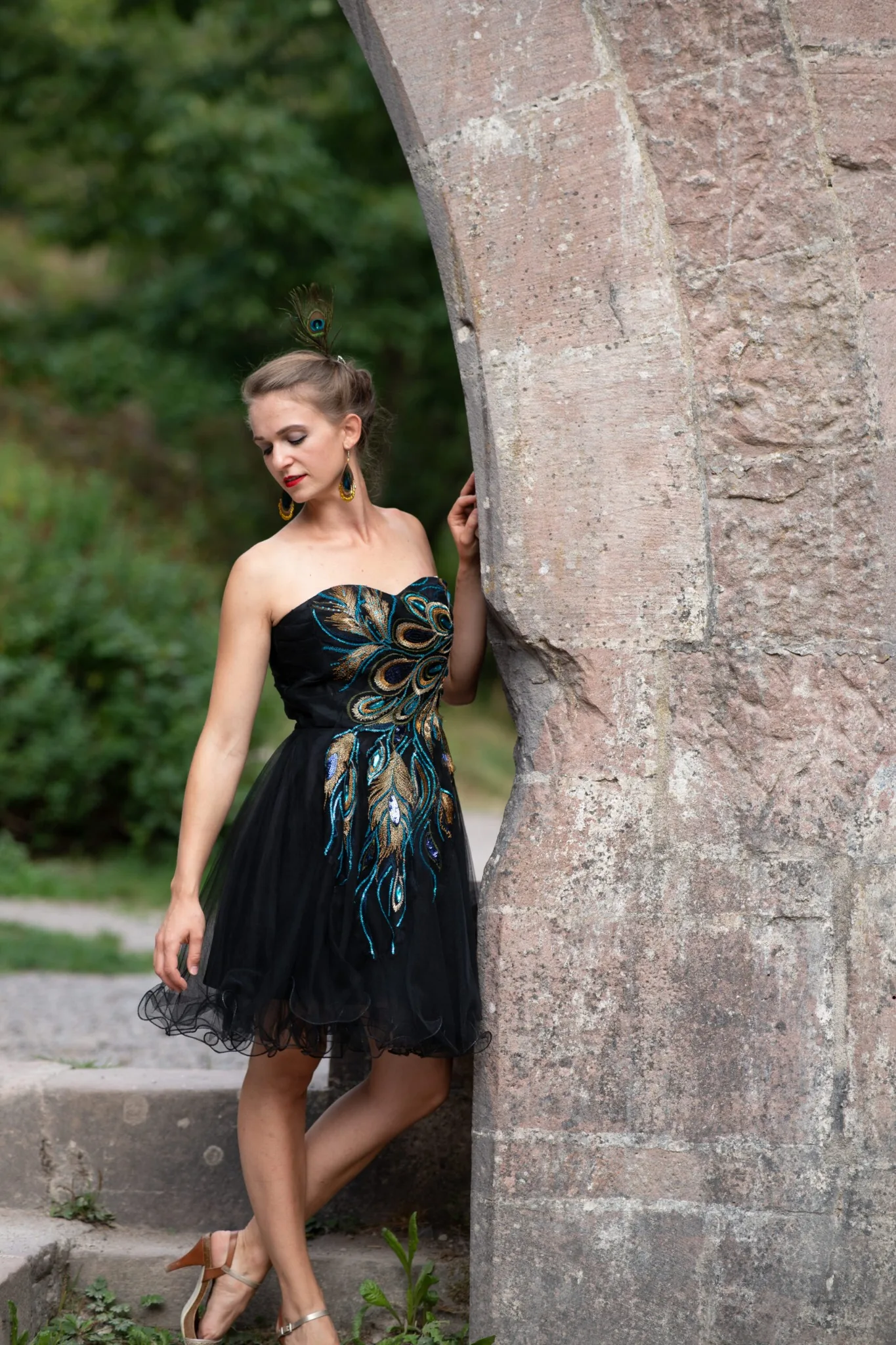francesca luisa pospisil schwarzes kleid ganzkoerperportraet torbogen