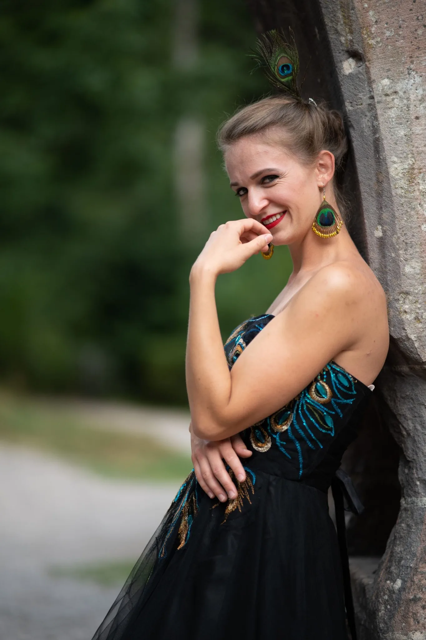 francesca luisa pospisil schwarzes kleid portraet laechelnd torbogen